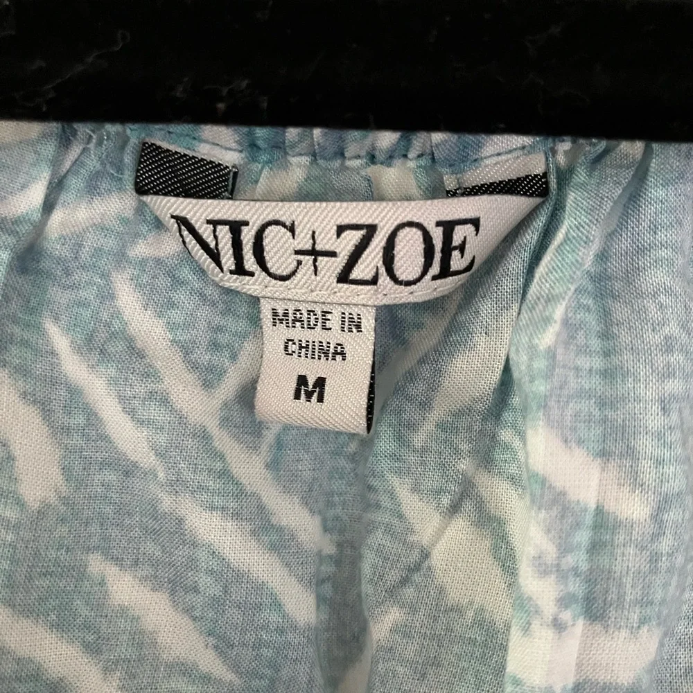 NWT NIC + Zoee Women's Blue Patterned In Stitches Buttondown Top (Medium)